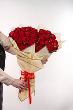 Load image into Gallery viewer, Golden Elegance: Heart-Shaped Velvet Rose Bouquet