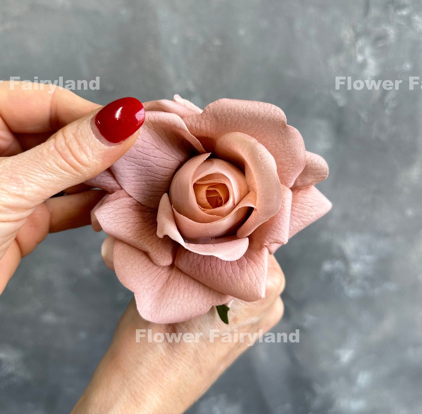 Beige caramel rose bouquet in hand