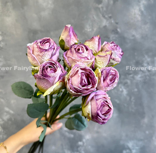 Light purple dried look roses in a vase